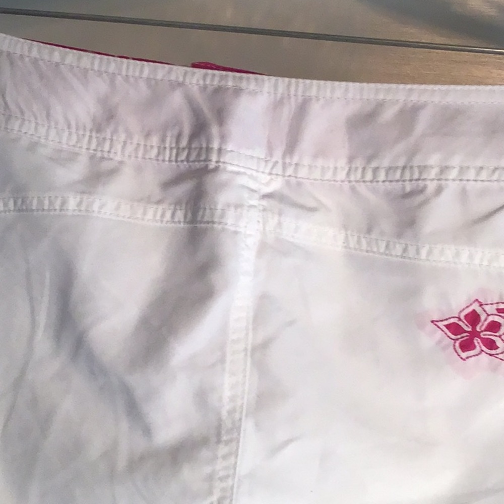 O’Neill women’s size 11 shorts, white with pink - Picture 7 of 12